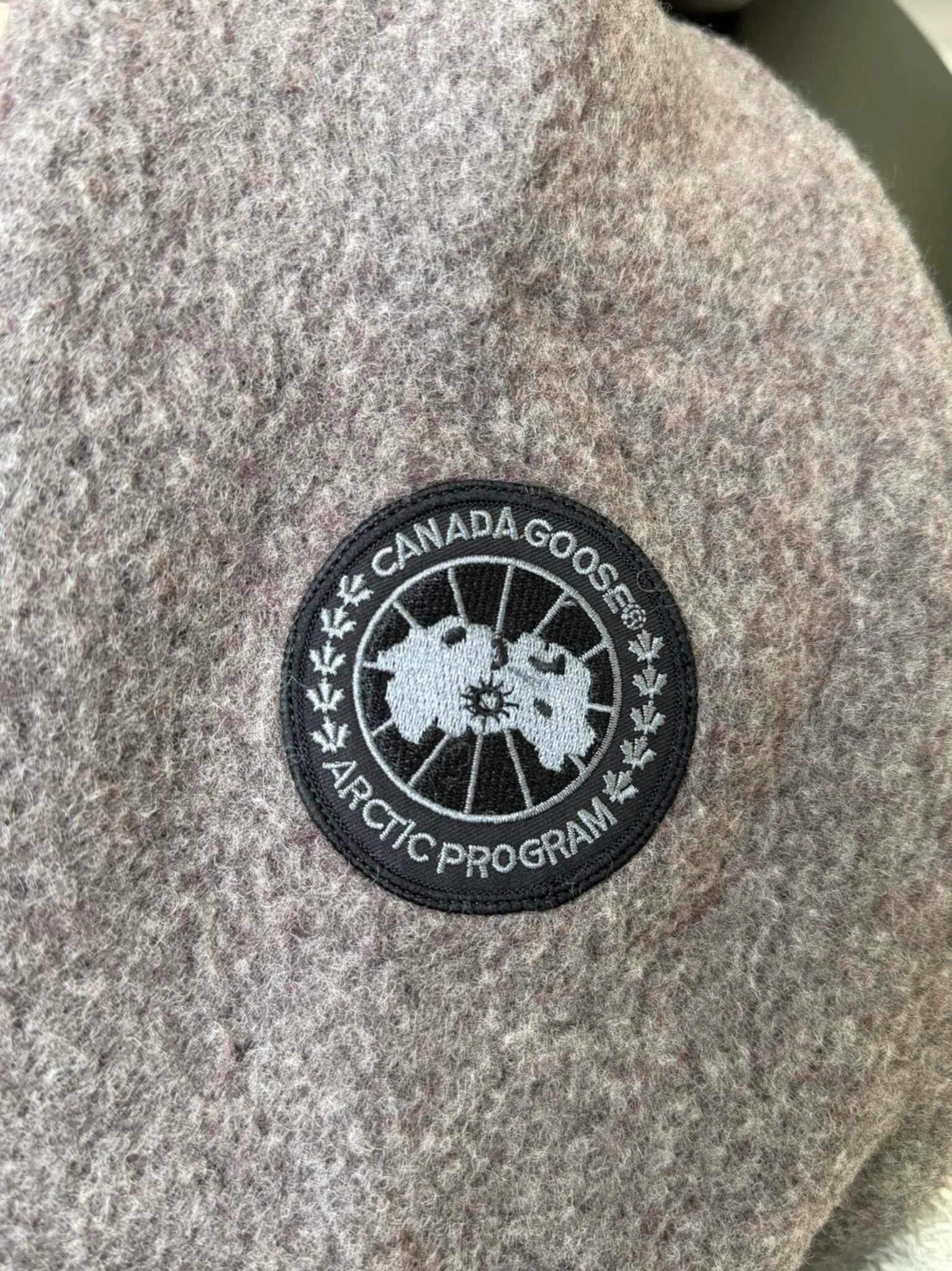 P660 Canada Goose Fleece Wool Hooded Jacket Fabric selection: Wool fleece fabric blended with wool as the main body and a very small amount of spandex and polyester fiber. Wool is a core natural ingredient that provides unparalleled temperature regulation, antibacterial and anti-odor properties and a skin-friendly feel. The feeding of a small amount of spandex gives the fabric a certain degree of four-way elasticity, making it non-restrictive during daily activities. As the basis of fleece's structure, polyester fiber enhances the fabric's durability, wrinkle resistance and quick-drying properties. It contributes to the loft of the fleece and provides functions such as trapping air.  Detail 1: The sleeves and hem are closed with 2×2 ribbing. Its strong elasticity can closely fit wrists and waists of different thicknesses, forming an effective 'seal' to prevent cold wind from blowing back. It can still maintain its original shape after repeated stretching and use, and is not easy to loose and deform. And the ribbed cuffs can convey a sense of design and enhance the visual beauty.  Detail 2: The combination of hood design and elastic buckle improves warmth and windproof performance when wearing. Accessories: Customized elastic drawstring, elastic buckle, custom zipper pendant, custom armband Size: S M L Color: black gray coffee rice pink